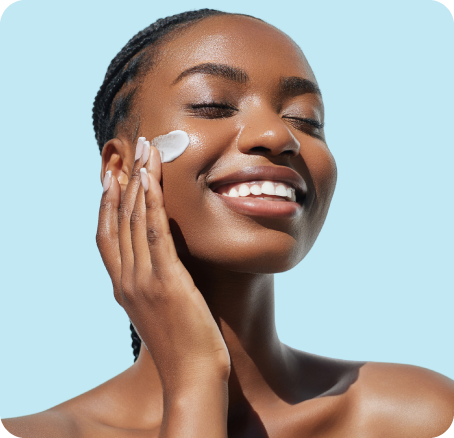 Mulher sorrindo aplicando creme facial