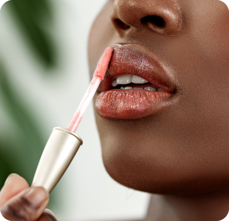 Close de aplicação de gloss labial